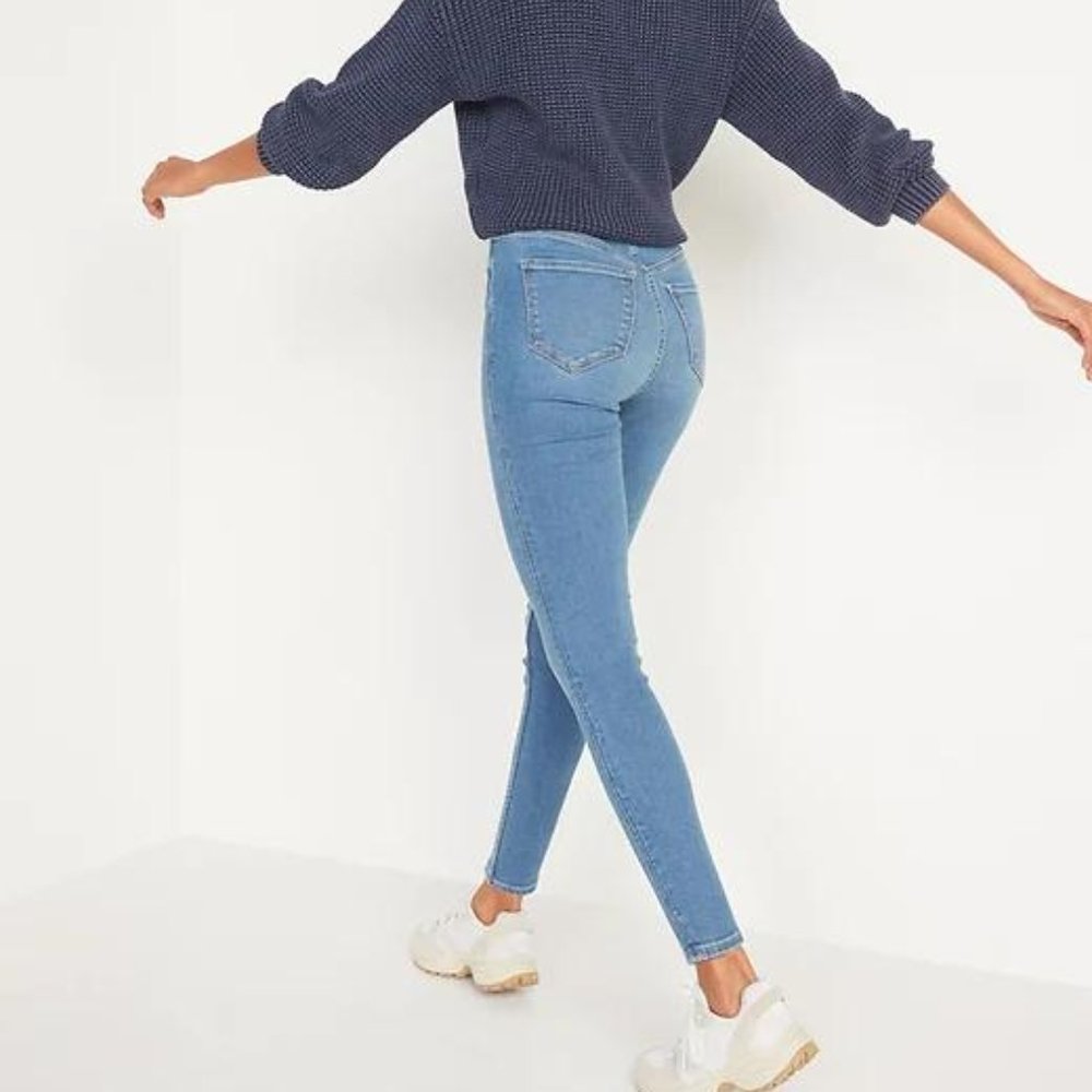 Old NavyExtra High-Waisted Rockstar 360° Stretch Super Skinny Medium-Wash Jeans - Picture 2 of 8